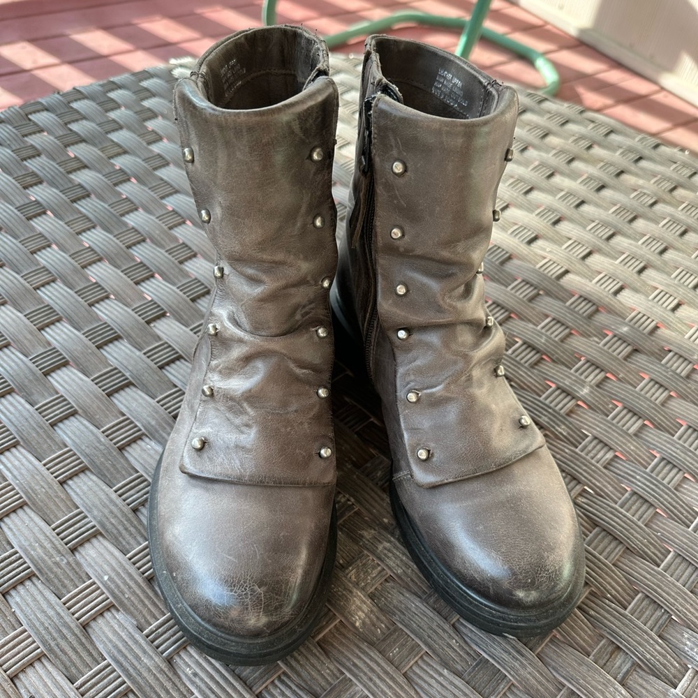 Mix Mooz Clara short leather zipper boot in graphite. Size 37